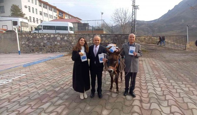 Eşekle Anadolu’yu Gezip Kitap Dağıtıyor