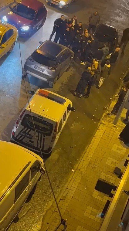 Kaza Sonrası Kadın Sürücüye Hakaret Edip, Polisle Kavga Ettiler