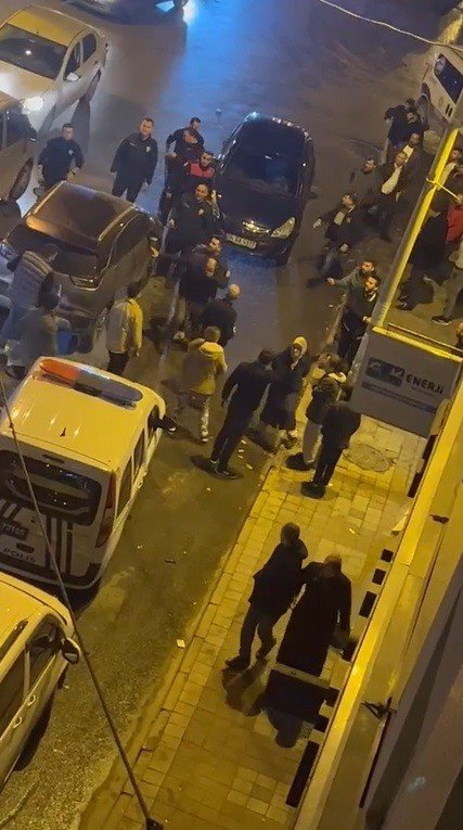 Kaza Sonrası Kadın Sürücüye Hakaret Edip, Polisle Kavga Ettiler