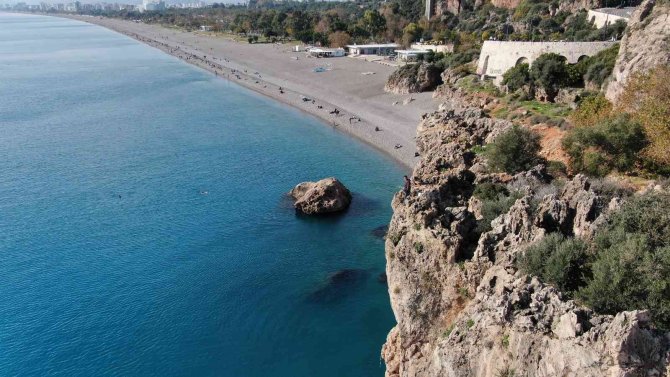 30 Metrelik Falezlerin Ucunda Tehlikeli Balık Avı