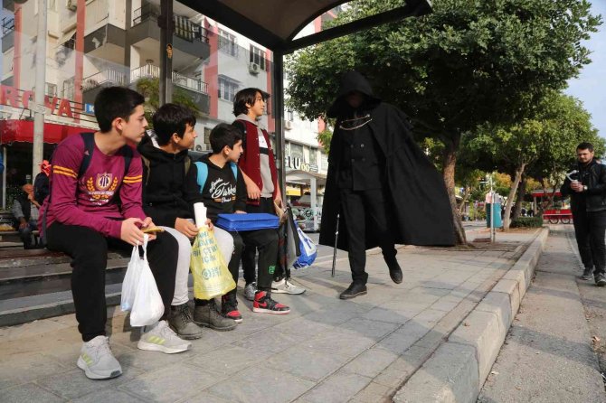 Filmdeki Kostümüyle Sokağa Çıktı, Adanalıları Korkuttu