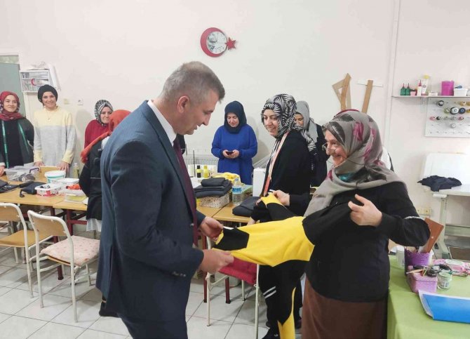 Kadınlar Hem Eğleniyor Hem Üretiyor