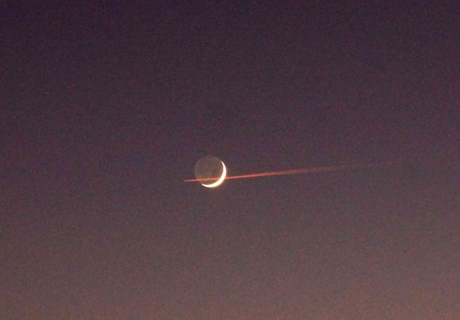 Ay’ın Hilal Hali İle Akşamın Kızıl Manzarası Mest Etti