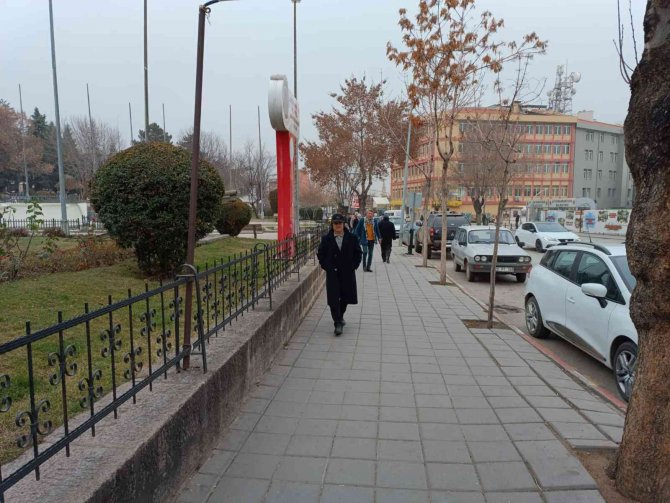 Afyonkarahisar’da Vatandaşlar Dört Gözle Kar Yağışını Bekliyor