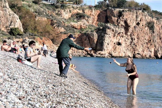 Hava Sıcaklığının 19 Derece Olduğu Antalya’da Sahiller Yaz Günlerini Aratmadı