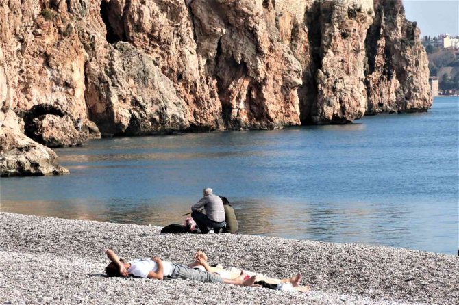 Hava Sıcaklığının 19 Derece Olduğu Antalya’da Sahiller Yaz Günlerini Aratmadı