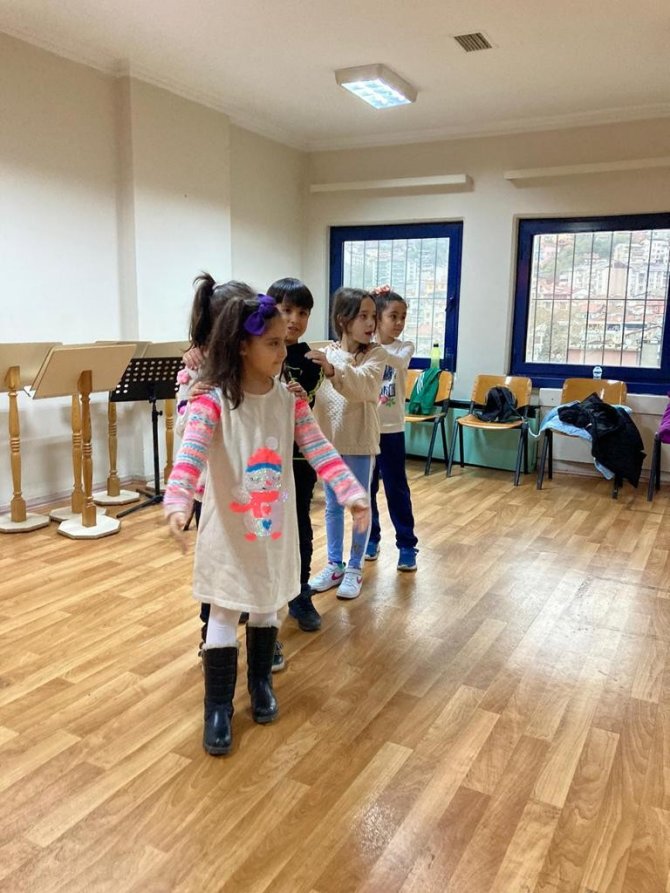 İ̇zmit’te Minikler Drama Eğitimi Alıyor