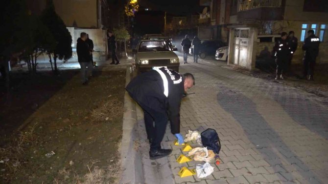 Gece Yarısı Korku Dolu Anlar: Tartıştığı Arkadaşının Evine Kurşun Yağdırdı