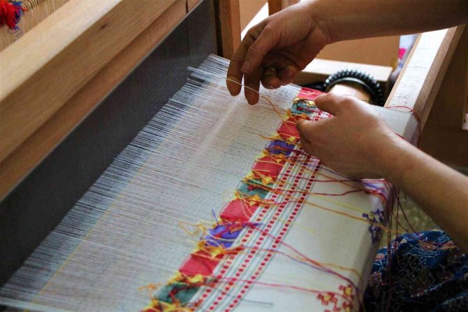 Amasyalı Nineler 250 Yıllık Yassıçal Çuha Dokumasını Öğreniyor