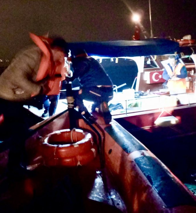 Maltepe’de Karaya Oturan Teknedeki 9 Kişi Kurtarıldı