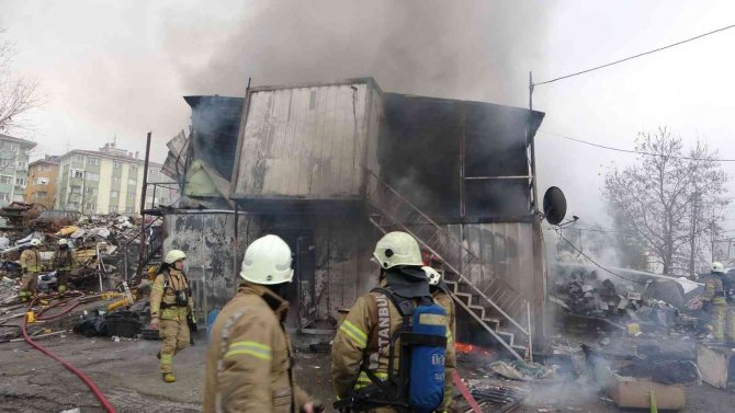 Maltepe’de İşçilerin Kaldığı Konteyner Alev Alev Yandı