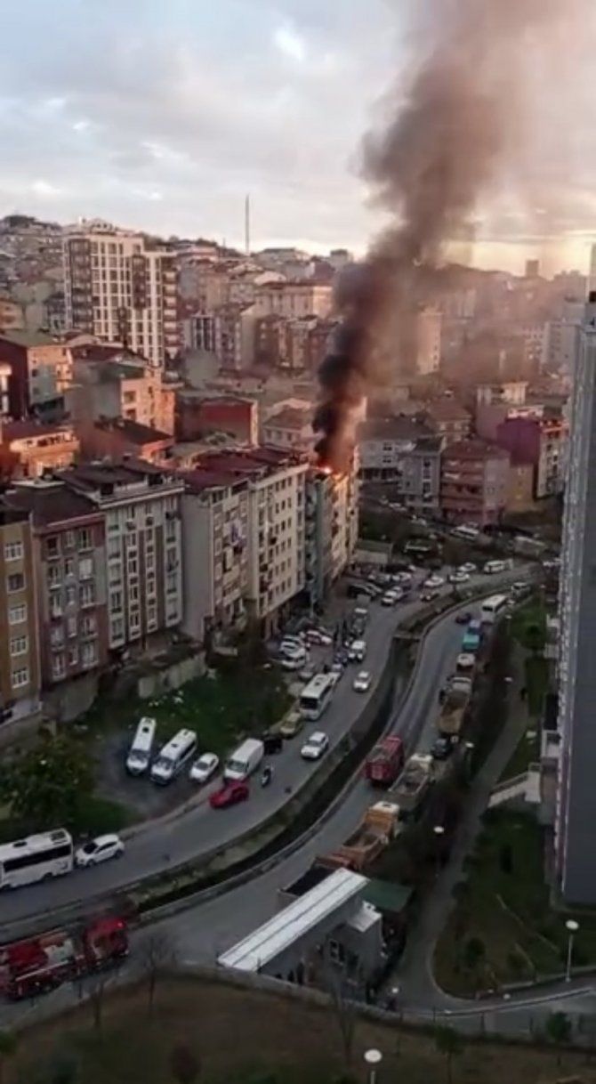 İ̇stanbul’da Korkutan Yangın: Teras Katı Alev Alev Yandı, Bina Tahliye Edildi