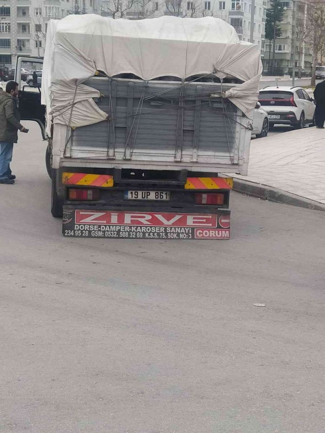 Kamyonet İle Motosiklet Çarpıştı: 2 Yaralı