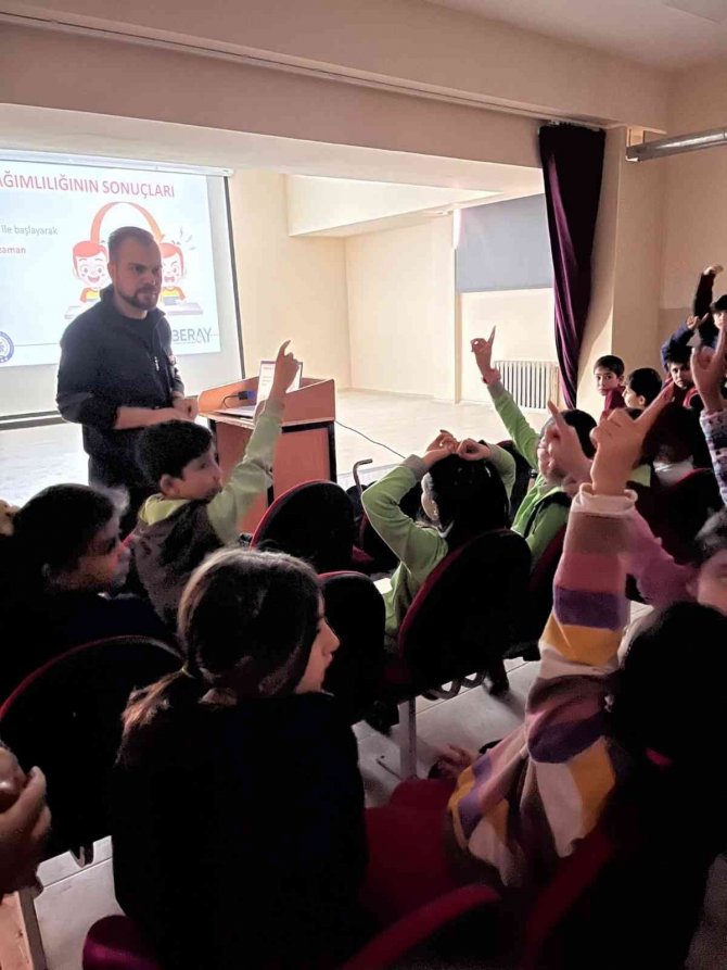 Kars’ta Polisten Siber Zorbalık Ve Teknoloji Bağılılığı Eğitimi
