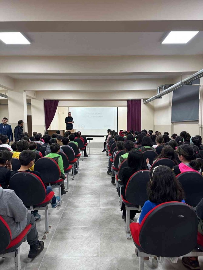 Kars’ta Polisten Siber Zorbalık Ve Teknoloji Bağılılığı Eğitimi
