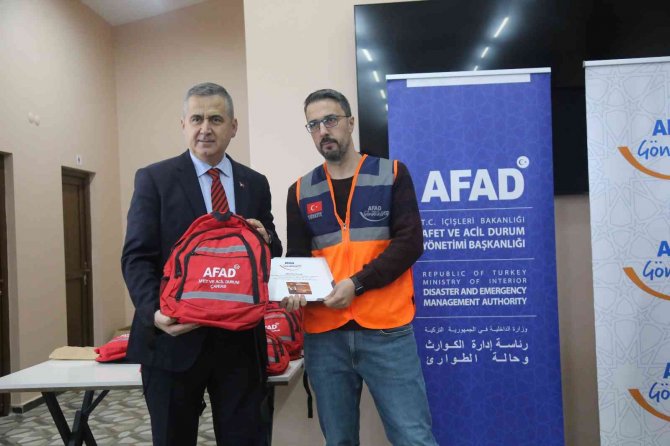 Eğitimlerini Tamamladılar, Aldıkları Kimlik Kartlarıyla Afad Gönüllüsü Oldular