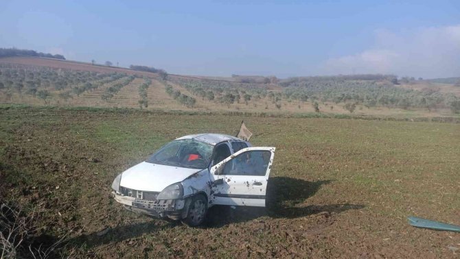 Bursa’da Kontrolden Çıkan Otomobil Tarlaya Uçtu: 3 Yaralı
