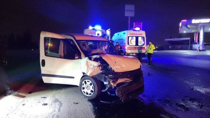 Hafif Ticari Araç İle Otomobil Çarpıştı: 4 Yaralı