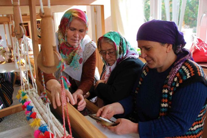 Amasyalı Nineler 250 Yıllık Yassıçal Çuha Dokumasını Öğreniyor