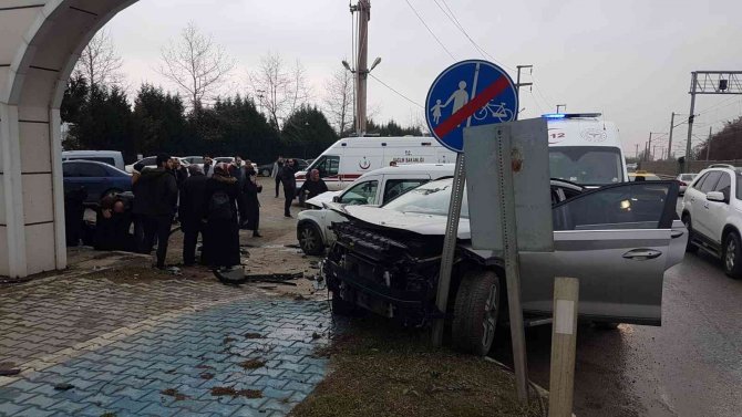 Sakarya’da Üç Aracın Karıştığı Trafik Kazasında 7 Kişi Yaralandı
