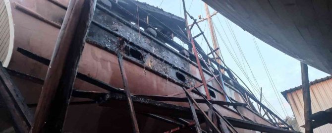 Fethiye’de Tersane Yangını: 4 Ahşap Tekne Zarar Gördü