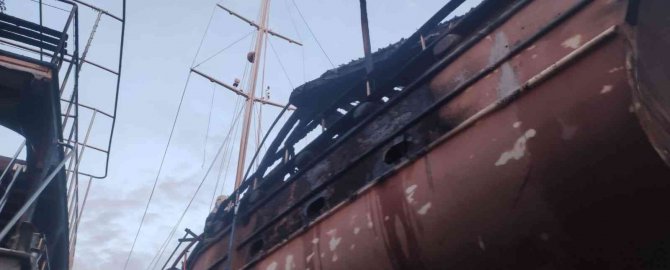 Fethiye’de Tersane Yangını: 4 Ahşap Tekne Zarar Gördü