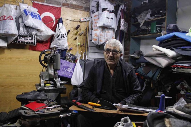 Antalyalı Usta Yıllardır Eskişehir’de Ürettiği Bıçak Kılıflarıyla Dikkat Çekiyor