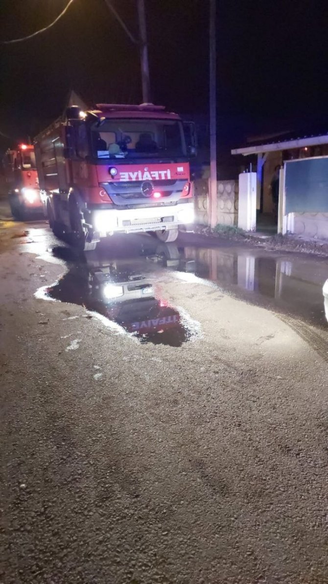 Alev Topuna Dönen Ahırda 1 Hayvan Telef Oldu