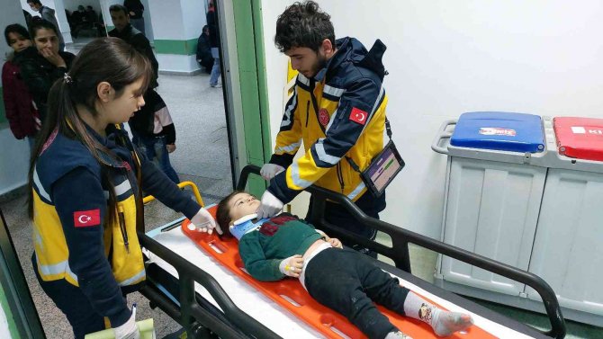 Çocuğunun Balkondan Düştüğünü Gören Anne De Düşerek Hastanelik Oldu