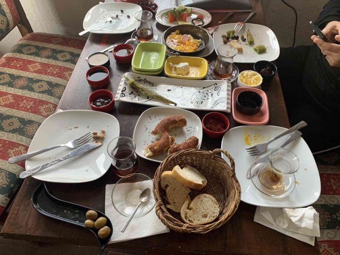 Müşterinin Gözünü Doyurma Telaşının Sonucu ‘Serpme Kahvaltı’ İsrafı