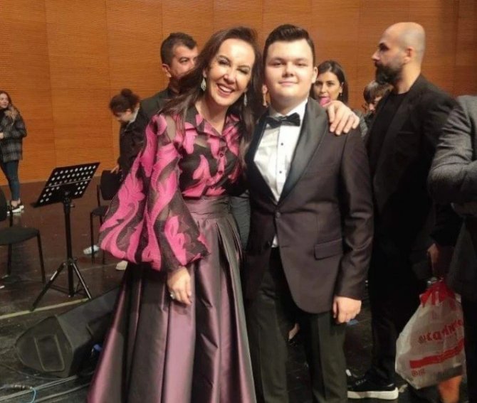 Tavşanlılı Genç Sanatçı Tunahan Saruhan, Doç. Dr. Aylin Şengül Taşçı İle Düet Yaptı