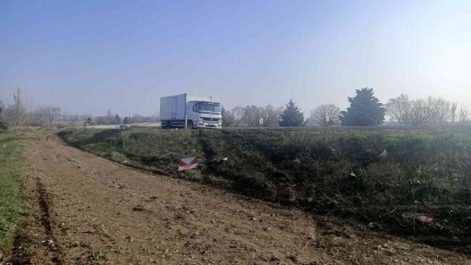 Bursa’da Kontrolden Çıkan Otomobil Tarlaya Uçtu: 3 Yaralı