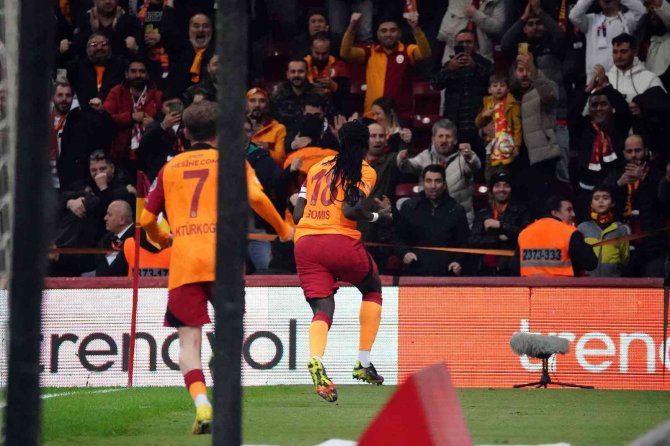 Spor Toto Süper Lig: Galatasaray: 2 - İ̇stanbulspor: 0 (İ̇lk Yarı)