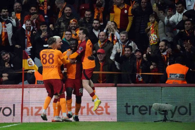 Spor Toto Süper Lig: Galatasaray: 2 - İ̇stanbulspor: 0 (İ̇lk Yarı)