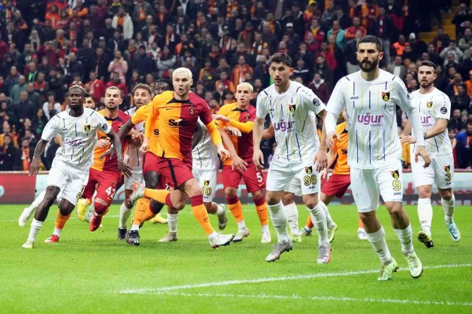 Spor Toto Süper Lig: Galatasaray: 2 - İ̇stanbulspor: 0 (İ̇lk Yarı)