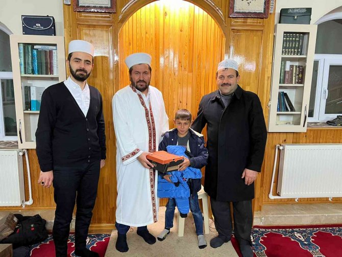 Tokat’ta Camiye Giden Çocuklar Ödüllendirildi