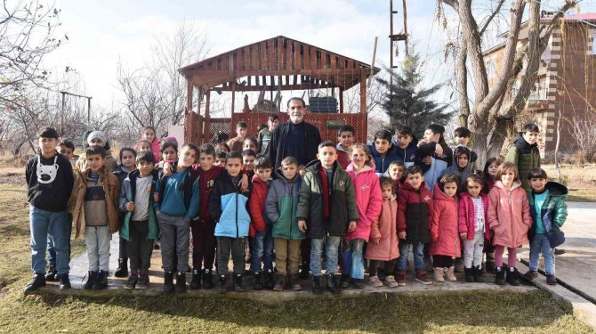 İ̇yilik Ailesi, Ahlatlı Çocukların Gönüllerini Isıttı
