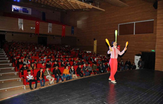 Van Büyükşehir Belediyesinden Çocuklara Akrobasi Gösterisi