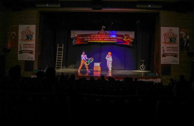 Van Büyükşehir Belediyesinden Çocuklara Akrobasi Gösterisi