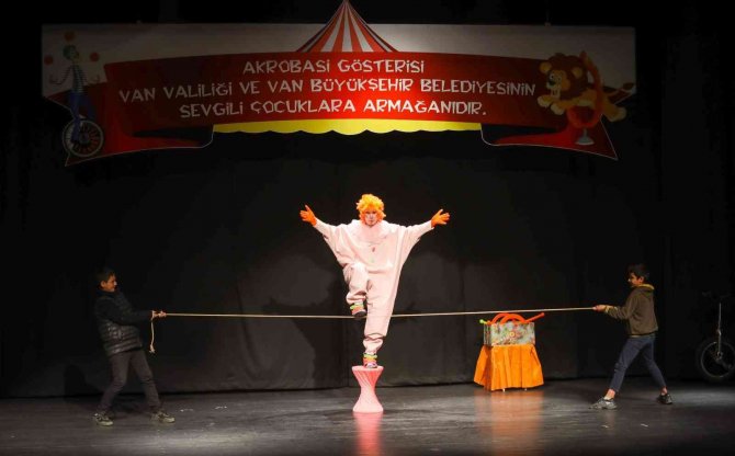 Van Büyükşehir Belediyesinden Çocuklara Akrobasi Gösterisi