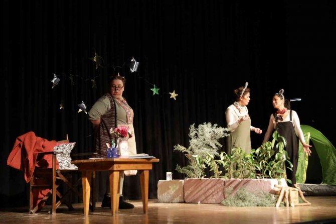 Yalova’da Çocuklar Tiyatro İle Eğlenmeye Devam Ediyor