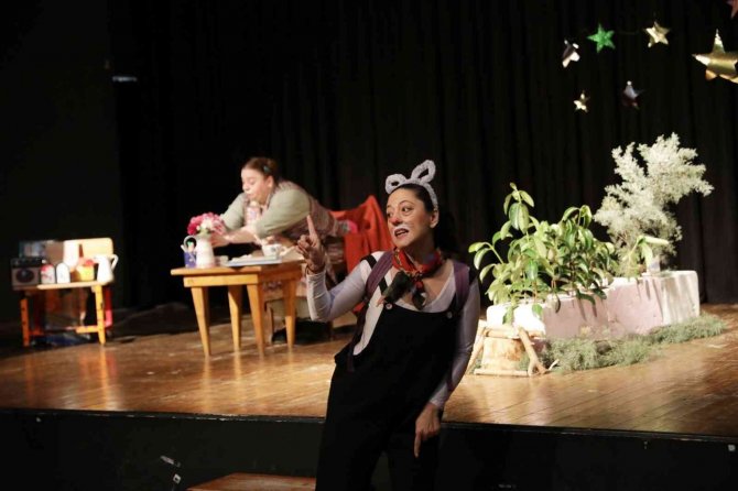 Yalova’da Çocuklar Tiyatro İle Eğlenmeye Devam Ediyor