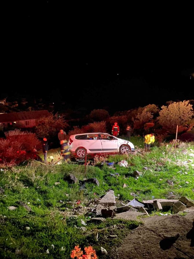 Kontrolden Çıkan Araç 15 Metrelik Şarampole Yuvarlandı, 2 Kişi Yaralandı