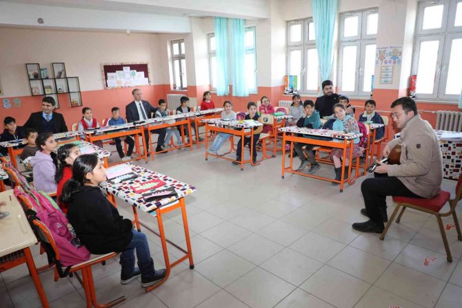 Ağrı Milli Eğitim Müdürü Kökrek, Öğretmen Ve Öğrencilerle Bir Araya Geldi
