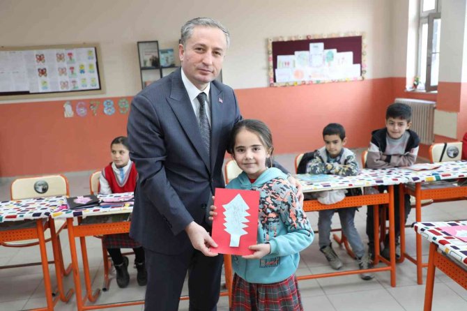 Ağrı Milli Eğitim Müdürü Kökrek, Öğretmen Ve Öğrencilerle Bir Araya Geldi