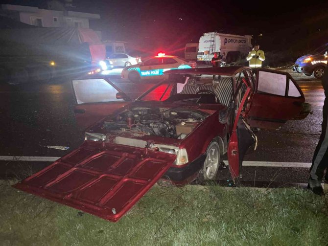 Otomobille Hafif Ticari Araç Çarpıştı: 1 Ölü