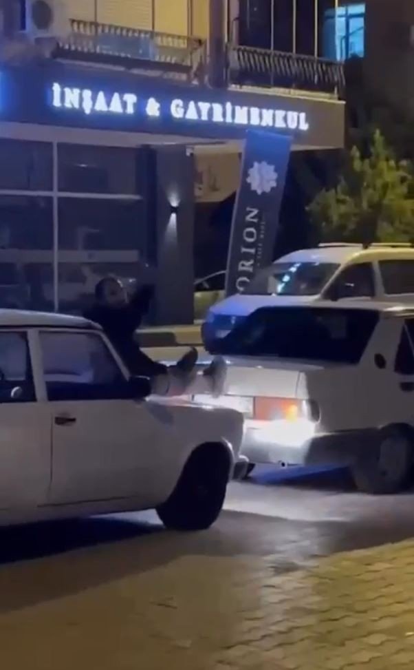 İ̇ki Otomobilin Arasına Uzanıp, Arızalanan Aracı Ayaklarıyla İtti