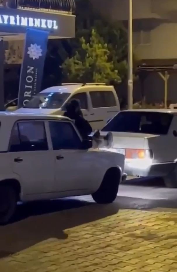 İ̇ki Otomobilin Arasına Uzanıp, Arızalanan Aracı Ayaklarıyla İtti