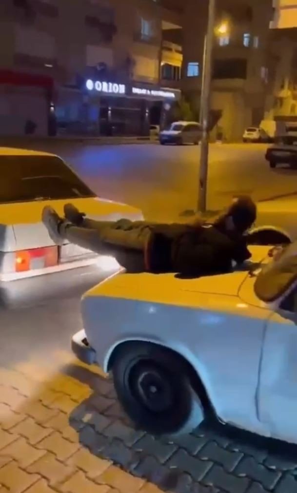 İ̇ki Otomobilin Arasına Uzanıp, Arızalanan Aracı Ayaklarıyla İtti