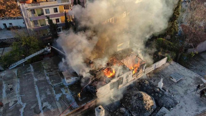 Tarihi Keleiçi’nde İki Katlı Yapı Alev Alev Yandı